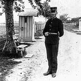 Ein Schweizer Grenzwächter, der um 1920 den Grenzübergang zum Tägermoos bewacht.