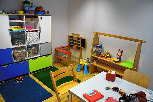 Nicht nur bunte Spielräume, auch ein Musikzimmer, ein Bewegungsraum und Arbeitszimmer stehen für die Kinder im Autismus-Therapiezentrum ...