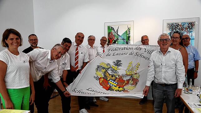 Feierliche Übergabe der Schwendi-Fahne an die Delegierten der elsässischen Stadt Turkheim, den Tribergern als zuverlässige Teilnehmer am ...