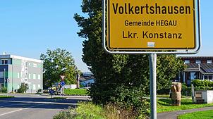 So könnte Volkertshausens neues Ortsschild aussehen, wenn es zu einer Fusion zu einer Hegau-Gemeinde käme.
