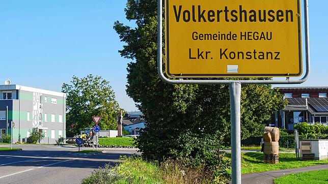 So könnte Volkertshausens neues Ortsschild aussehen, wenn es zu einer Fusion zu einer Hegau-Gemeinde käme.