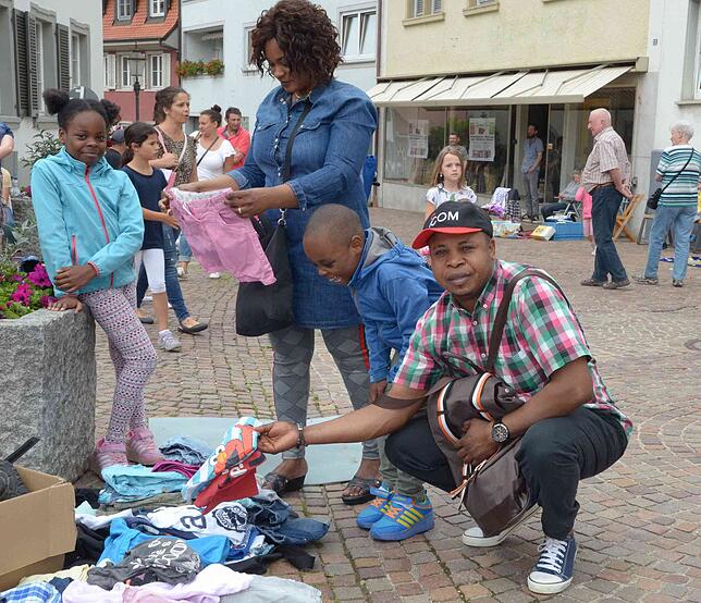 Hosana, Patricia Nkeoua, Chris und Oliver Nkeouva begutachten, was es auf dem Kinderflohmarkt zu kaufen gibt.
