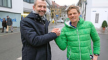 Langlaufprofi Benedikt Hoffmann (rechts) will engagierten Läufern helfen, ihre Leistung zu steigern. Hier mit Veranstalter Markus Dufner.