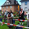 Mit Abstand: Die Besucher &ndash; rechts vorne Mitglieder der Klettgauer Heimatttracht &ndash; des Schwyzertags-Festgottesdienstes ...