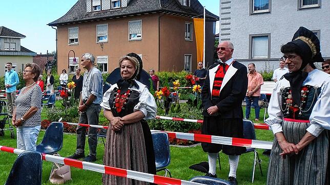 Mit Abstand: Die Besucher &ndash; rechts vorne Mitglieder der Klettgauer Heimatttracht &ndash; des Schwyzertags-Festgottesdienstes ...