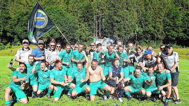 Feierten nach der geglückten Relegation gebührend den Aufstieg in die Bezirksliga und sind genauso wie der SV Hinterzarten nicht mehr in ...