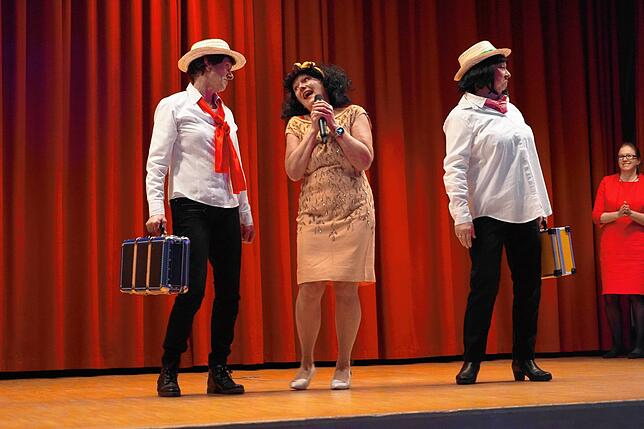 Bild 21: Frauen außer Rand und Band