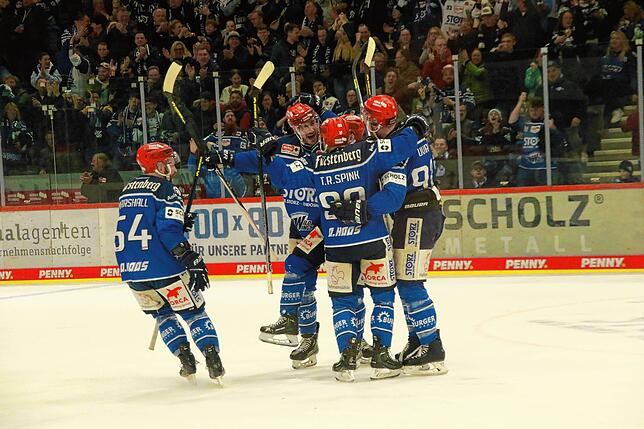 Bild 15: Fans, fliegende Fäuste und Feiern &ndash; Bilder vom 5:1 der Wild Wings gegen Straubing