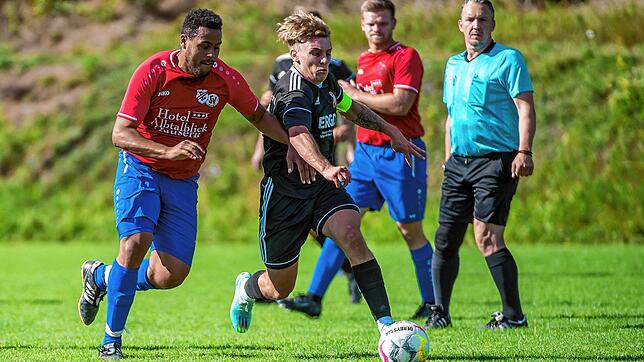 Im Einsatz, wenn es brennt: Lucien Ulce (links, gegen Nick Matt vom FC Dachsberg) ist auch auf dem Fußballplatz zur Stelle, wenn es brennt.