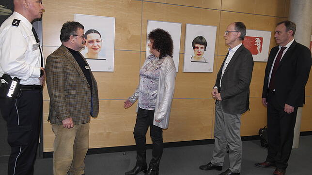 Eröffnung der Ausstellung "Opfer" in der vhs Friedrichshafen (von links): Kriminalhauptkommissar Peter Köstlinger, vhs-Leiter Niko ...