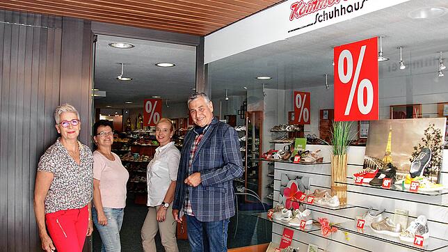 Mechthild Ruck (links) und Geschäftsführer Michael Ruck (rechts) vom Schuhhaus Kammerer freuen sich auf ihren Ruhestand. Cornelia Immler ...
