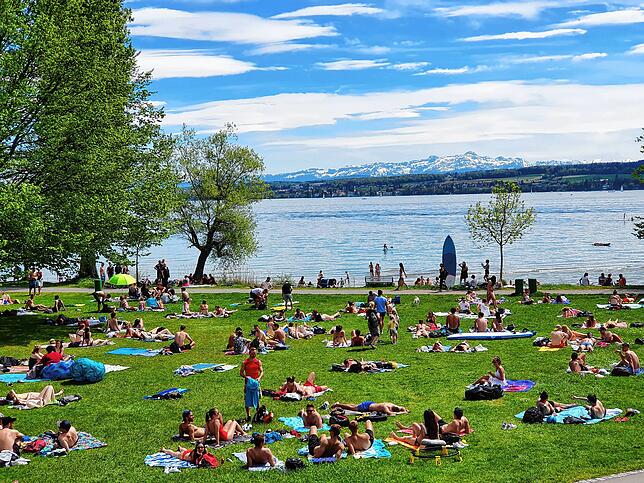 Das Hörnle ist voll, vor dem Parkplatz stauen sich die Autos. Die Konstanzer genießen die Sonne. Hier halten sich fast alle an den Abstand.