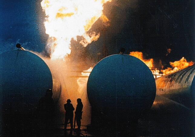 Bis zu 50 Meter hoch waren die Flammen des Spaltgaswerkbrandes in der Max-Stromeyer-Straße.