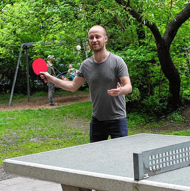 Michael Piepiorka (34) fordert nach Feierabend gerne seine Freunde zu einer Partie Tischtennis auf.