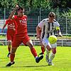 Sein Tor reicht nicht: Der Tiengener Daniel Guznenko (links) sichert sich den Ball gegen den Wittlinger Kapitän Timo Glattacker. ...