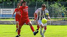 Sein Tor reicht nicht: Der Tiengener Daniel Guznenko (links) sichert sich den Ball gegen den Wittlinger Kapitän Timo Glattacker. ...