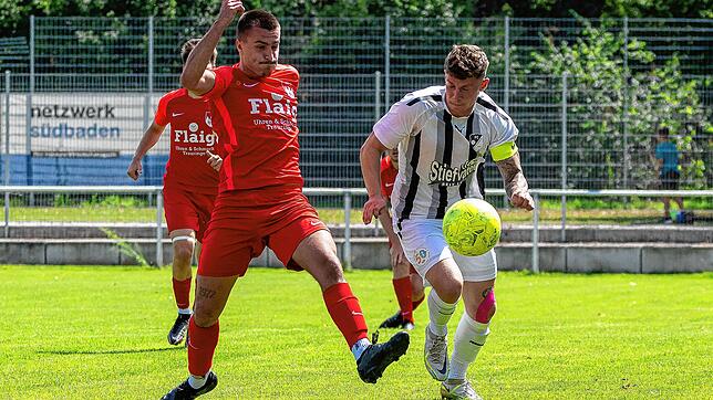 Sein Tor reicht nicht: Der Tiengener Daniel Guznenko (links) sichert sich den Ball gegen den Wittlinger Kapitän Timo Glattacker. ...