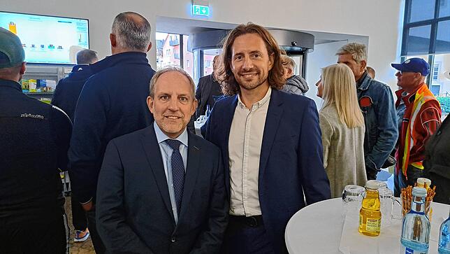 Simon Blümcke (links) kommt um 18.30 Uhr im Rathaus an. Hier mit Ehemann Christian Schilling.
