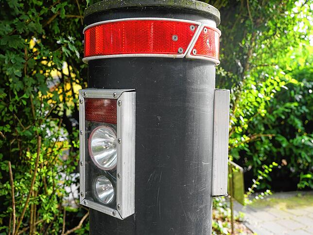 Ein Anwohner der Gurtweiler Straße in Waldshut hat sich diese Blitzerattrappe Marke Eigenbau in den Garten gestellt.