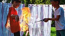 Eine atemberaubende Feuernummer gehörte zum großen Finale des Ferienkinderzirkusses in Meersburg. Luis (links) und Maurice und die ...