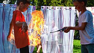 Eine atemberaubende Feuernummer gehörte zum großen Finale des Ferienkinderzirkusses in Meersburg. Luis (links) und Maurice und die ...