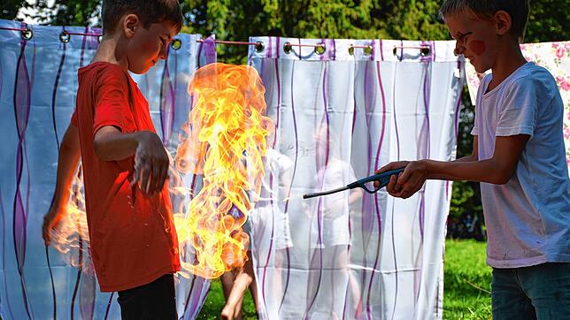 Eine atemberaubende Feuernummer gehörte zum großen Finale des Ferienkinderzirkusses in Meersburg. Luis (links) und Maurice und die ...