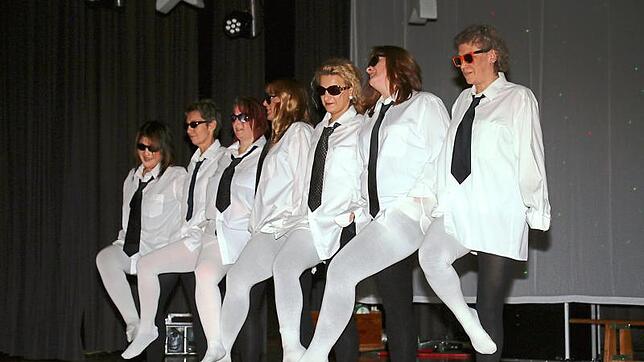 Die Frauen um die Jugendleiterin Steffi Holzapfel (Dritte von links), die auch bei den Jugendspielen stets „Gewehr bei Fuß“ stehen, ...