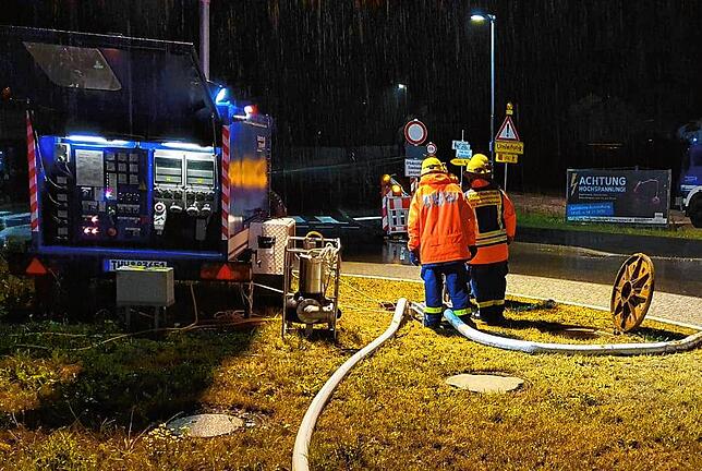 Bild 2: Die lange Nacht der Blaulichteinsätze: Starker Regen sorgt für volle Kanäle und überflutete Keller in Ludwigshafen und Hindelwangen