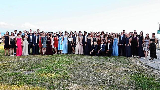 Die Abiturienten des Droste-Hülshoff-Gymnasiums Meersburg im 2018 bei ihrem Abiball im Graf-Zeppelin-Haus in Friedrichshafen. Dieses ...