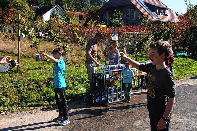 Ohne die zahlreichen Helfer lässt sich die Veranstaltung qualitativ nicht schaffen. Auch Kinder helfen mit und reichen ...
