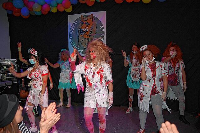 Einen starken Auftritt legen die Fuchsmädels als Zombie Krankenschwester aufs Parkett.