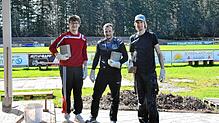 Letzte Pflasterarbeiten an ihrem Kunstrasenplatz erledigen die Mitglieder des Fußballclub Königsfeld selbst.
