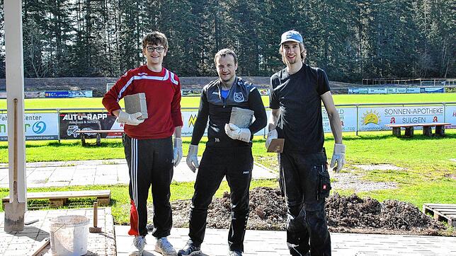 Letzte Pflasterarbeiten an ihrem Kunstrasenplatz erledigen die Mitglieder des Fußballclub Königsfeld selbst.