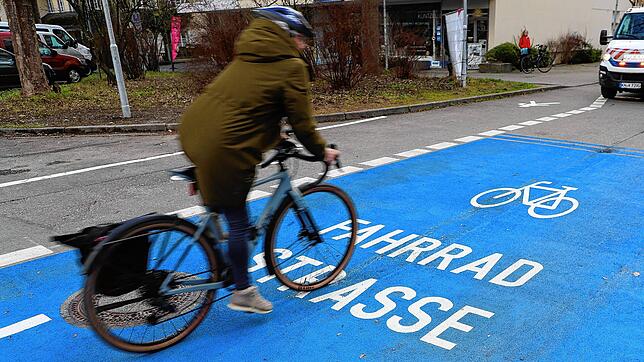 Vorfahrt für Fahrräder: An einigen Stellen gibt es das bereits in Konstanz. Doch gemessen an ihrem Anteil am Verkehr, werden Radler bis ...