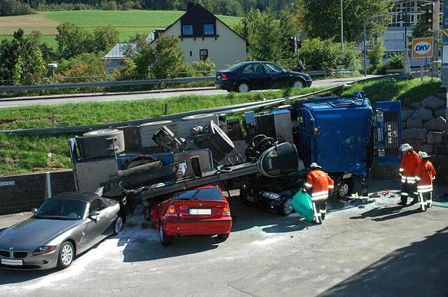 Spektakuläre Einsätze wie diesen, als ein Lastwagen von der Bundesstraße auf das Gelände eines Autohauses an der Bundesstraße kippte und ...