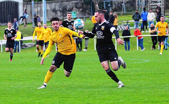 Alessandro Fiore Tapia (links) vom FC Öhningen-Gaienhofen im Duell mit Dominik Wichtrey (SV Mühlhausen)