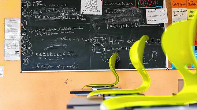 Leeres Klassenzimmer einer Realschule: Die Bildungslandschaft leidet zunehmend unter einem Personalmangel, es fehlt überall an Lehrkräften.