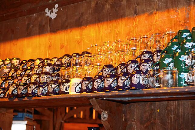 Hier bekommen die Gewinner der Aktion &bdquo;SÜDKURIER öffnet Türen&ldquo; eine Tasse Punsch oder Glühwein.
