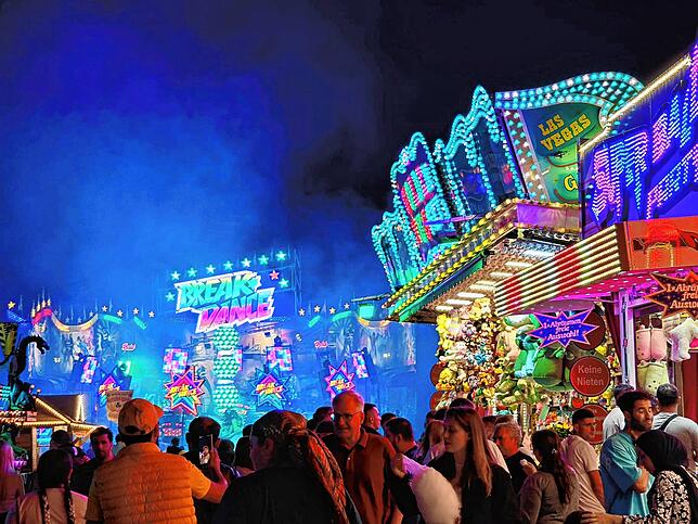 Auch Abends ist das Volksfest gut besucht und besonders stimmungsvoll durch die vielen Lichter.