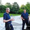 Thomas Müller (links), Chef des Immenstaader Unternehmens Wach- und Sicherheits-Compagnie, sowie Mitarbeiter Thomas Knebel sind am ...