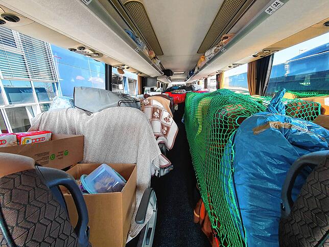 Blick in den Reisebus mit Hilfsgütern.