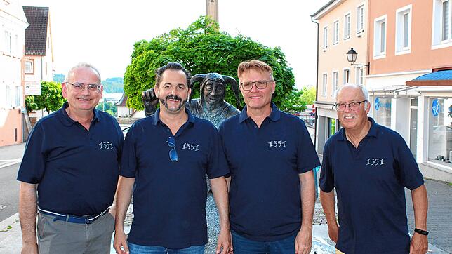 Narrenrichter Jürgen Koterzyna (links) mit einem Teil des Vorstands des Fördervereins Hans Kuony: Vorsitzender Markus Vollmer, der neu ...