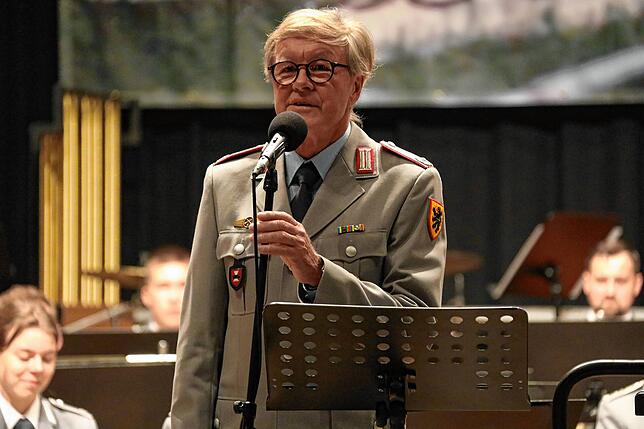 Bild 13: Volle Zuschauerreihen und gute Laune: Bilder vom Benefizkonzert mit dem Heeresmusikcorps