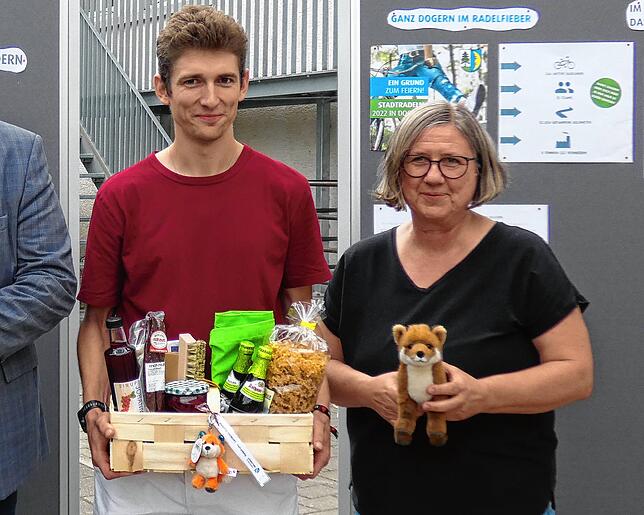 Felix Niederer mit Gewinn und Sabine Mühlhaupt vom Landratsamt Waldshut mit dem Radelfuchs (Archivbild 2022)