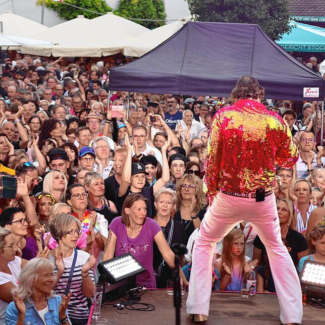 Papis Pumpels sorgen beim Festauftakt für ordentlich Stimmung. Die Besucher feiern ausgelassen.