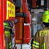 (Symbolbild) Ein Mitglied der Feuerwehr Konstanz läuft in der Feuerwache Petershausen an den Einsatzfahrzeugen entlang.