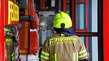 (Symbolbild) Ein Mitglied der Feuerwehr Konstanz läuft in der Feuerwache Petershausen an den Einsatzfahrzeugen entlang.