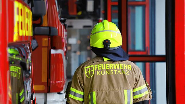 (Symbolbild) Ein Mitglied der Feuerwehr Konstanz läuft in der Feuerwache Petershausen an den Einsatzfahrzeugen entlang.