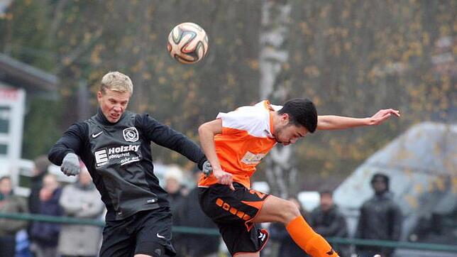 Der Königsfelder Ralf Bruder (links) und der Immendinger Atila Yüce treffen sich beim Kopfballduell. Während hier der Sieger nicht ...
