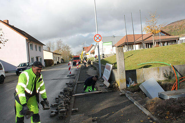 Nach der Verkabelung des Streckenabschnitts verlegen Arbeiter im Auftrag der Firma Stiegeler die Verbundsteine für den Gehweg auf der ...